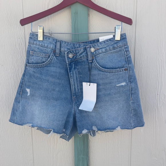 Zara Pants - Zara Crossed Waist High Rise Mom Fit BermudaShorts Distressed‎ Size 4